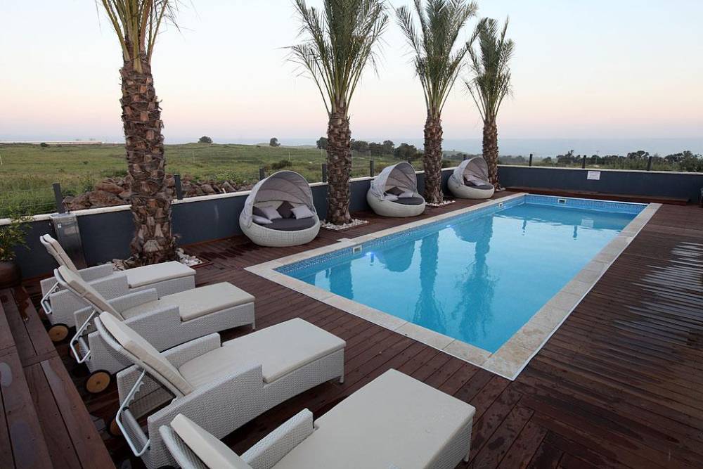 חלומות יוסף- בריכה עם מיטות שיזוף מתחם חיצוני, חלומות יוסף, וילה  באליפלט וילות - Vila 4 U