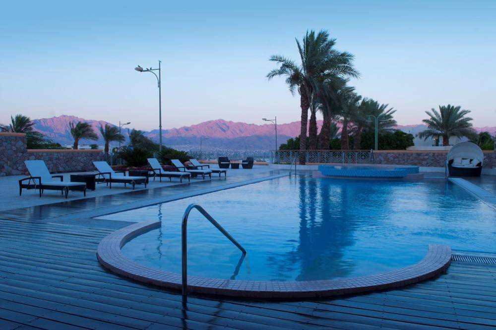 וילה האחוזה- בריכת שחייה גדולה מתחם חיצוני ובריכה, האחוזה אילת, וילה  באילת וילות - Vila 4 U