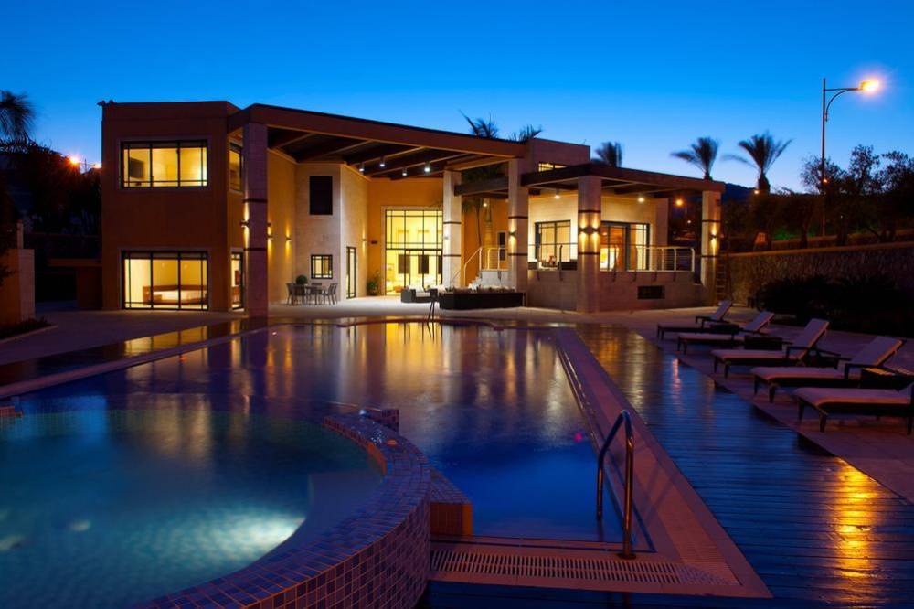 וילה האחוזה- הוילה מבחוץ מתחם חיצוני ובריכה, האחוזה אילת, וילה  באילת וילות - Vila 4 U