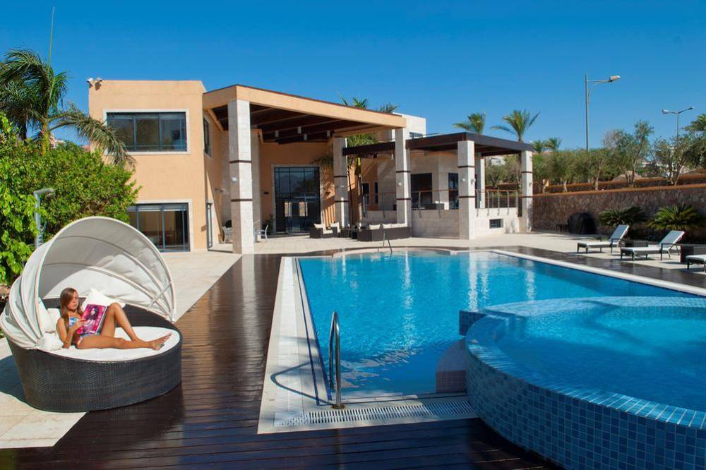 וילה האחוזה- חצר מאובזרת מתחם חיצוני ובריכה, האחוזה אילת, וילה  באילת וילות - Vila 4 U