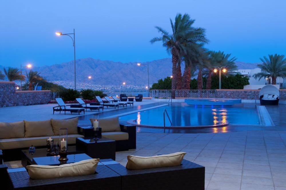 וילה האחוזה- בריכה עם פינות ישיבה כללי, האחוזה אילת, וילה  באילת וילות - Vila 4 U