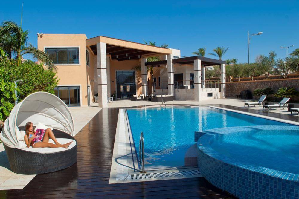 וילה האחוזה- מיטות שיזוף כללי, האחוזה אילת, וילה  באילת וילות - Vila 4 U