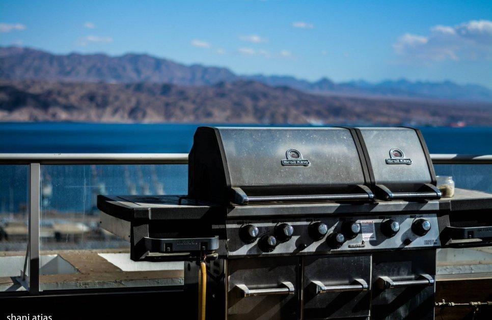 פנטהאוז מהחלומות - פינת מנגל מתחם חיצוני ובריכה, פנטהאוז מהחלומות, וילה  באילת וילות - Vila 4 U