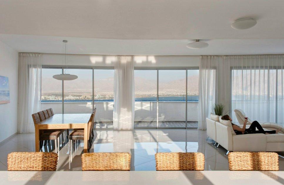 פנטהאוז מהחלומות - שולחנות ישיבה מתחם פנימי, פנטהאוז מהחלומות, וילה  באילת וילות - Vila 4 U