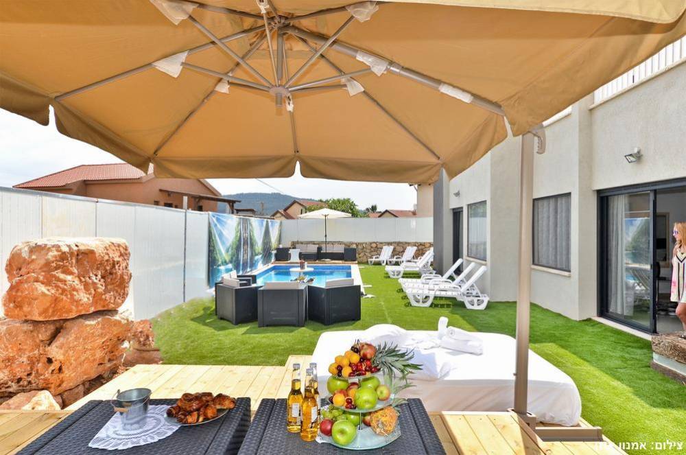 6908 חצר ובריכה, אחוזת כרמים, וילה  בכפר חנניה וילות - Vila 4 U