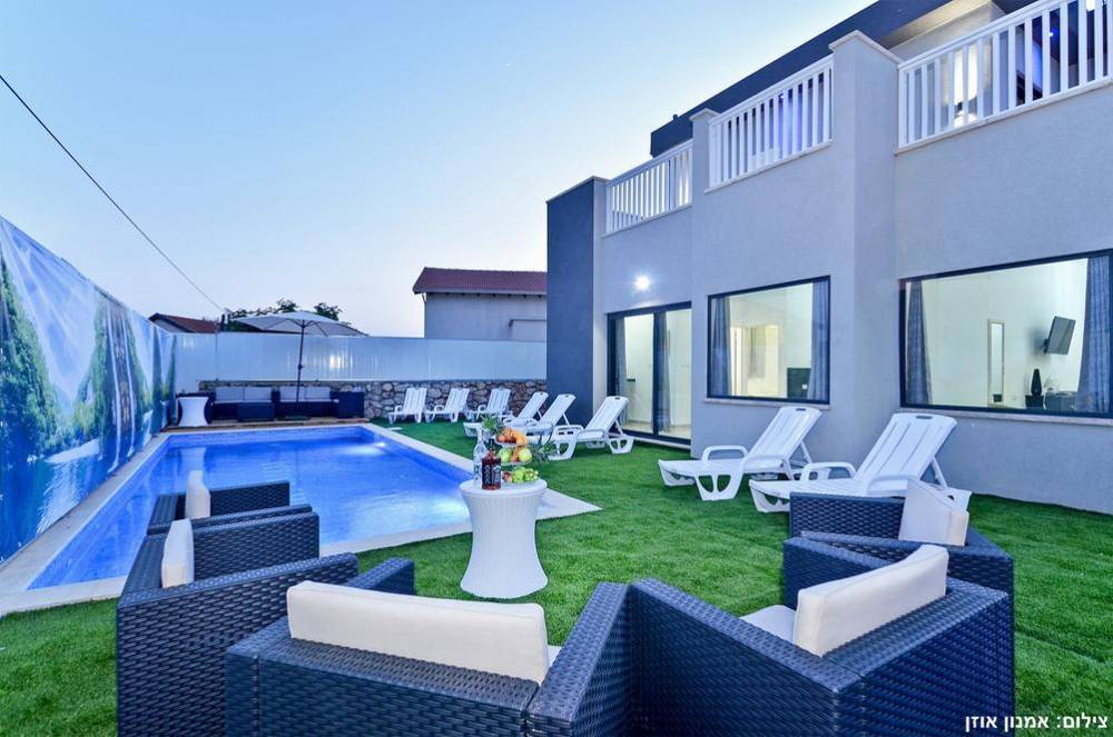 6909 חצר ובריכה, אחוזת כרמים, וילה  בכפר חנניה וילות - Vila 4 U