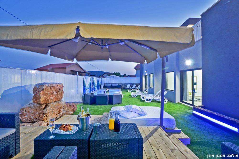 6911 חצר ובריכה, אחוזת כרמים, וילה  בכפר חנניה וילות - Vila 4 U