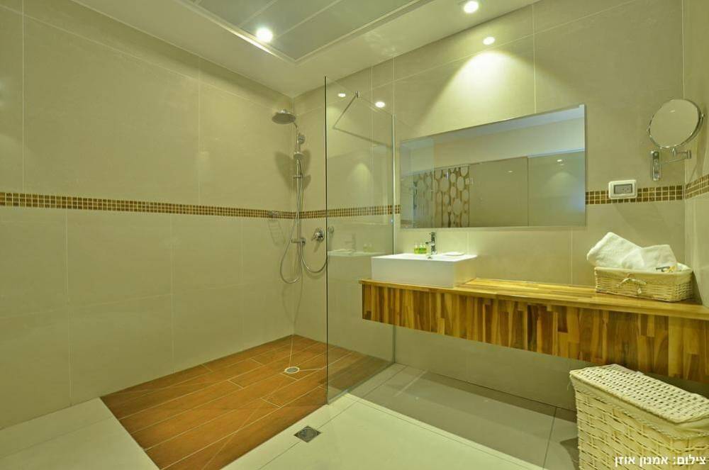 סנדרין בוטיק - חדר רחצה מפואר סוויטות סנדרין בוטיק, סוויטות סנדרין בוטיק, וילה  בנהריה וילות - Vila 4 U