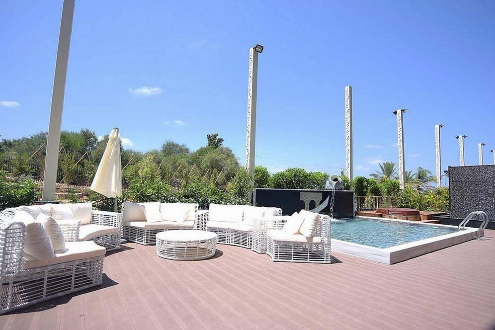 סנדרין בוטיק - פינות ישיבה מול הבריכה סוויטות סנדרין בוטיק, סוויטות סנדרין בוטיק, וילה  בנהריה וילות - Vila 4 U