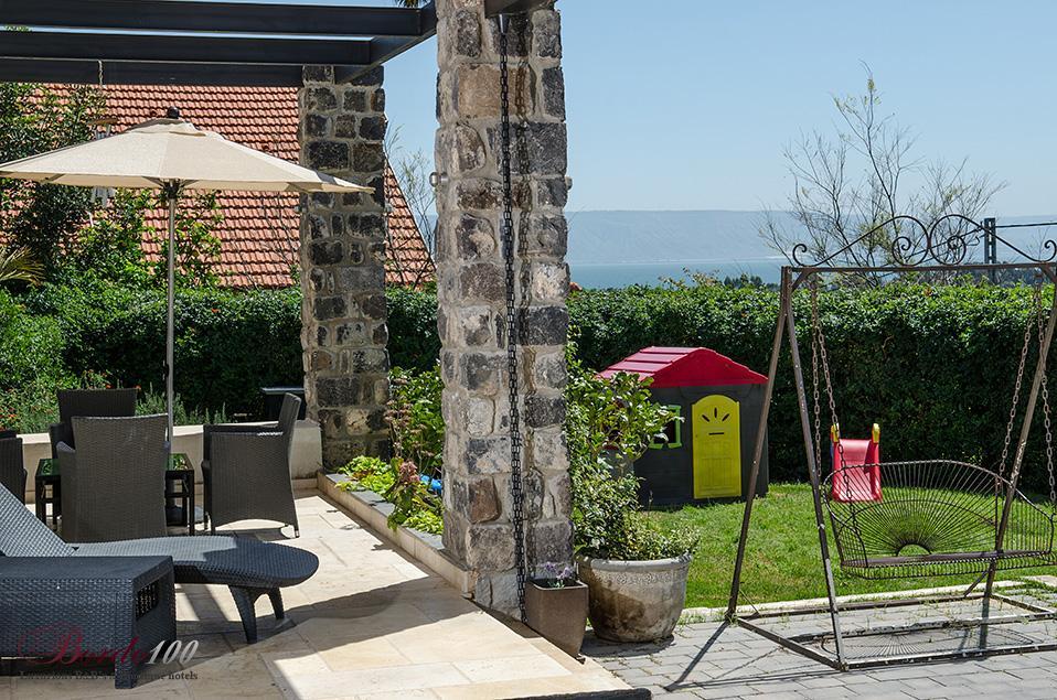 11987 המתחם החיצוני, הבית במושבה, וילה  במגדל וילות - Vila 4 U