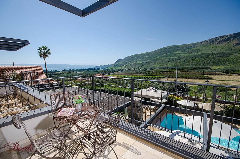 11988 המתחם החיצוני, הבית במושבה, וילה  במגדל וילות - Vila 4 U