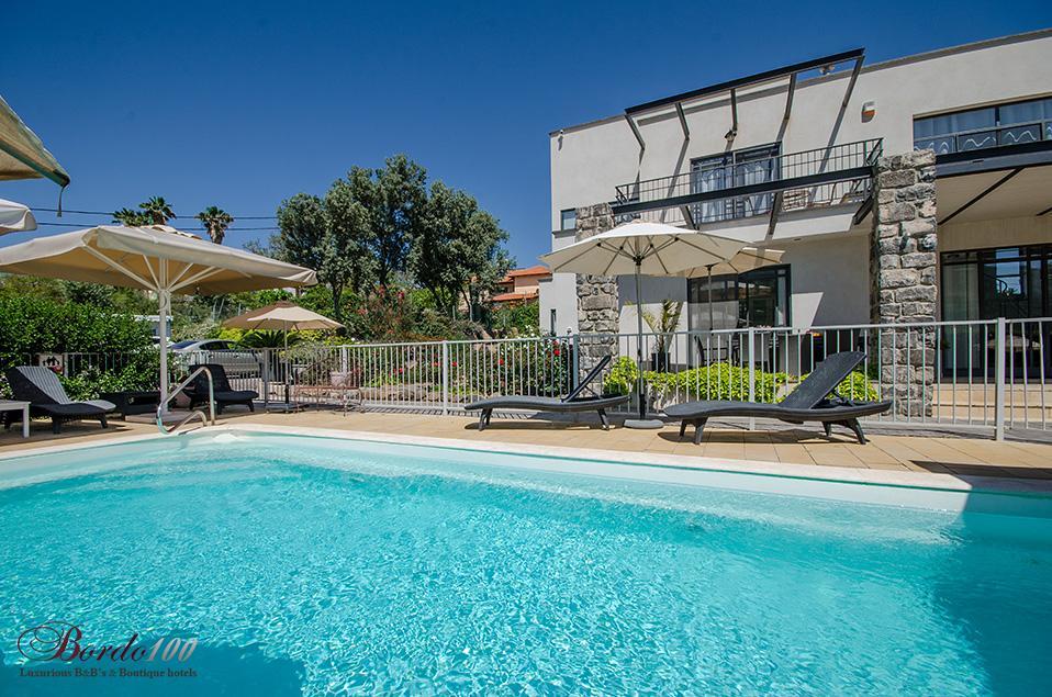 11989 המתחם החיצוני, הבית במושבה, וילה  במגדל וילות - Vila 4 U