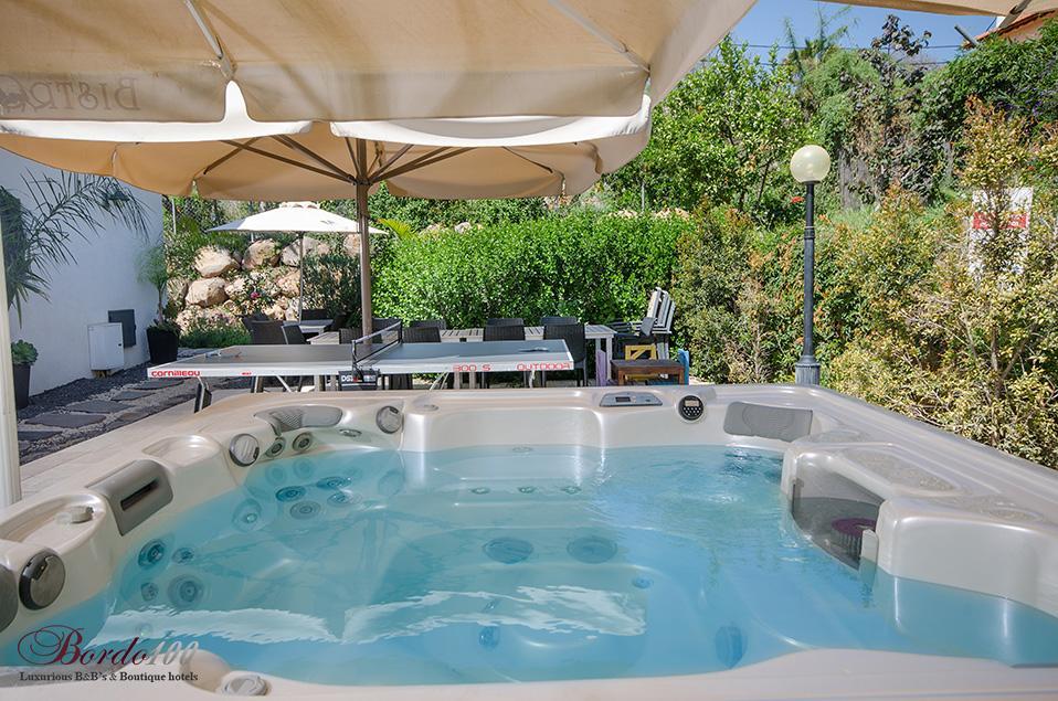 11992 המתחם החיצוני, הבית במושבה, וילה  במגדל וילות - Vila 4 U