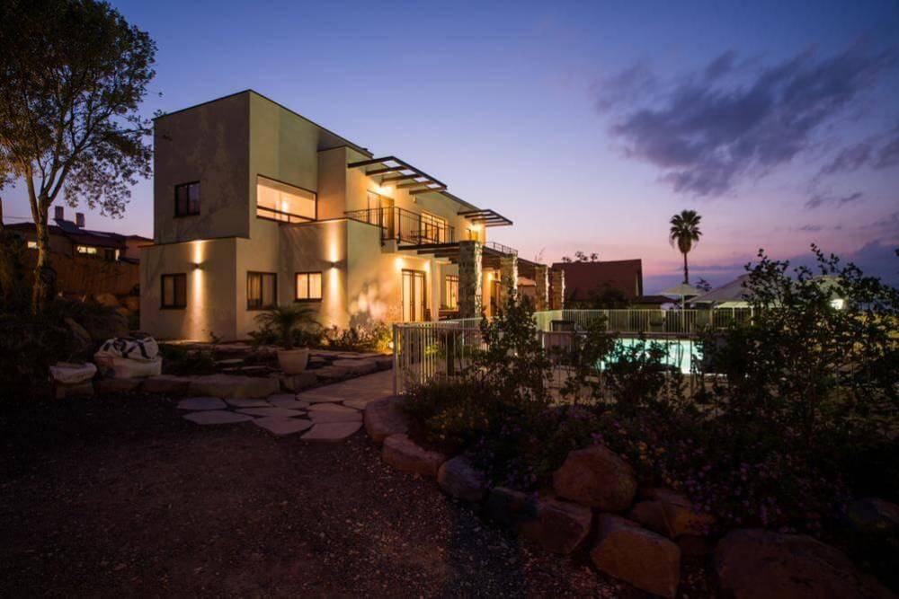 11994 המתחם החיצוני, הבית במושבה, וילה  במגדל וילות - Vila 4 U