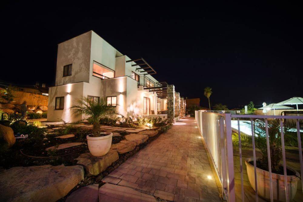 11995 המתחם החיצוני, הבית במושבה, וילה  במגדל וילות - Vila 4 U