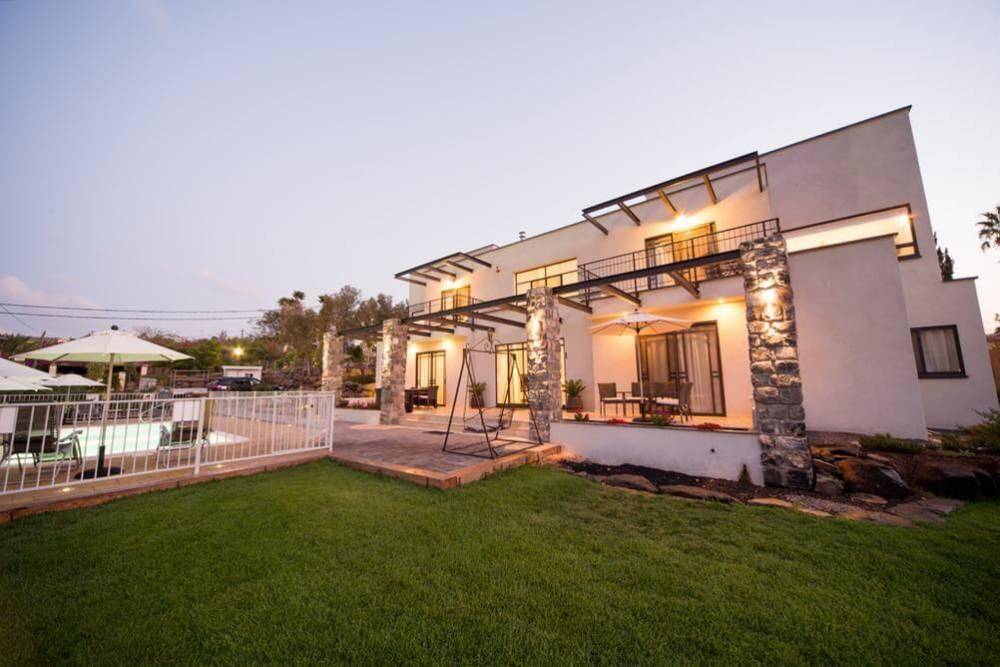 11996 המתחם החיצוני, הבית במושבה, וילה  במגדל וילות - Vila 4 U