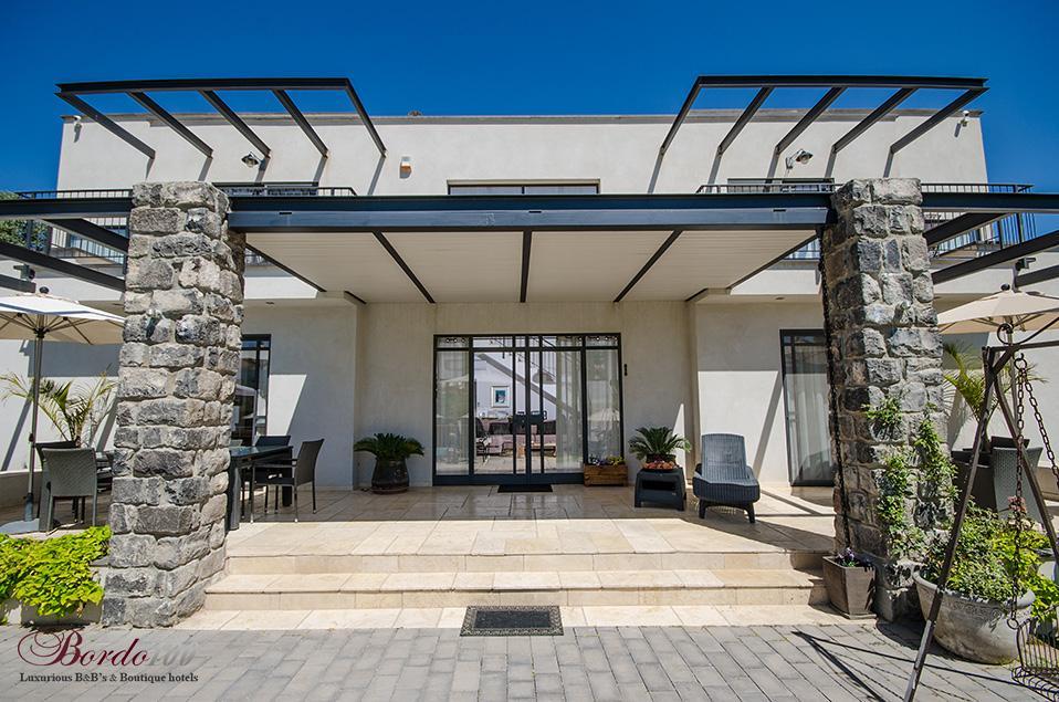 11997 המתחם החיצוני, הבית במושבה, וילה  במגדל וילות - Vila 4 U