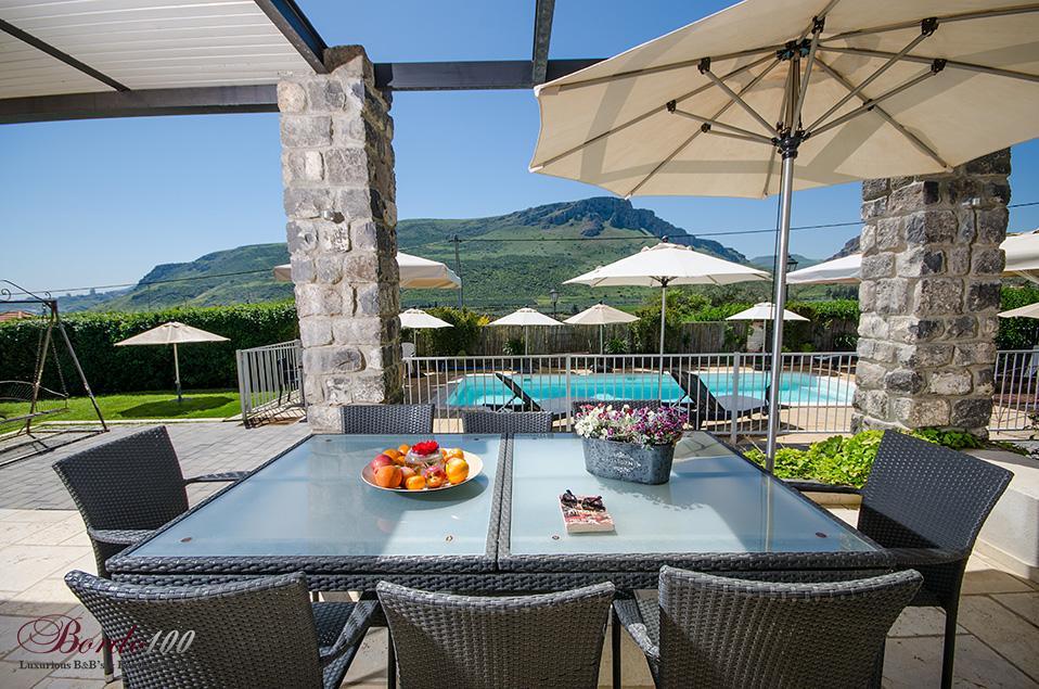 12001 המתחם החיצוני, הבית במושבה, וילה  במגדל וילות - Vila 4 U