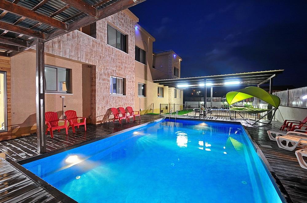 12426 בריכה וחדר האוכל, אחוזת הכתר, וילה  במגדל וילות - Vila 4 U