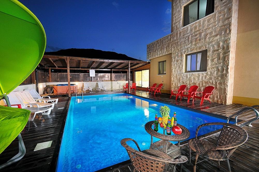 12432 בריכה וחדר האוכל, אחוזת הכתר, וילה  במגדל וילות - Vila 4 U