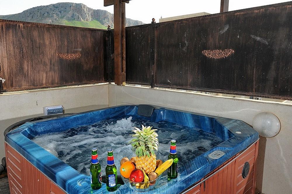 12436 בריכה וחדר האוכל, אחוזת הכתר, וילה  במגדל וילות - Vila 4 U