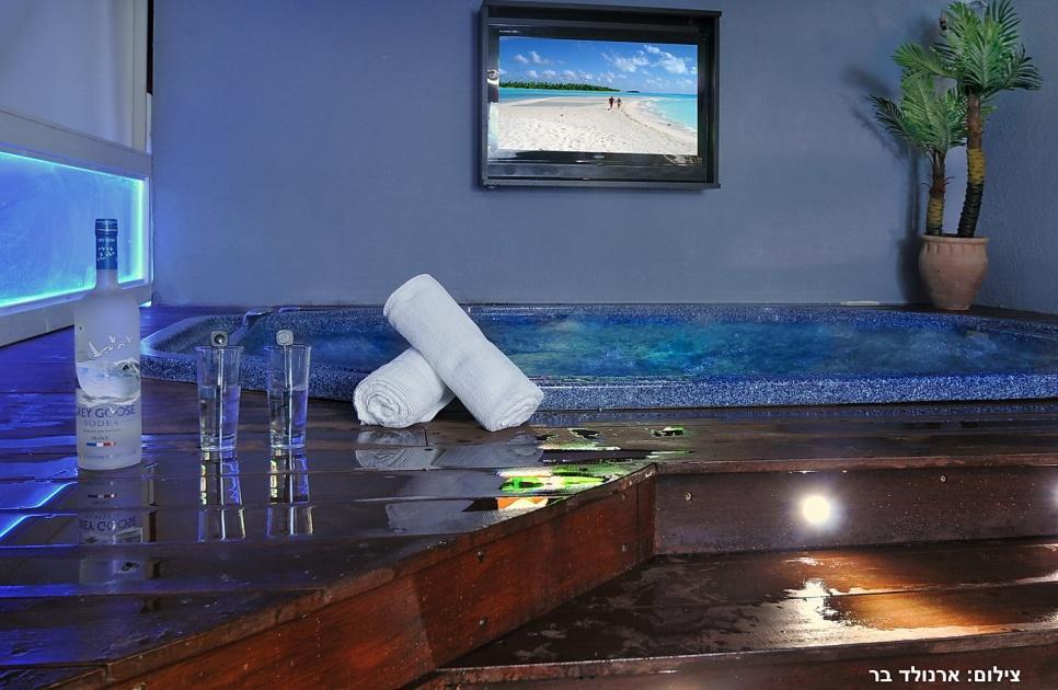 19760 מתחם חיצוני, וילה לה פרלה, וילה  בנוף כנרת וילות - Vila 4 U