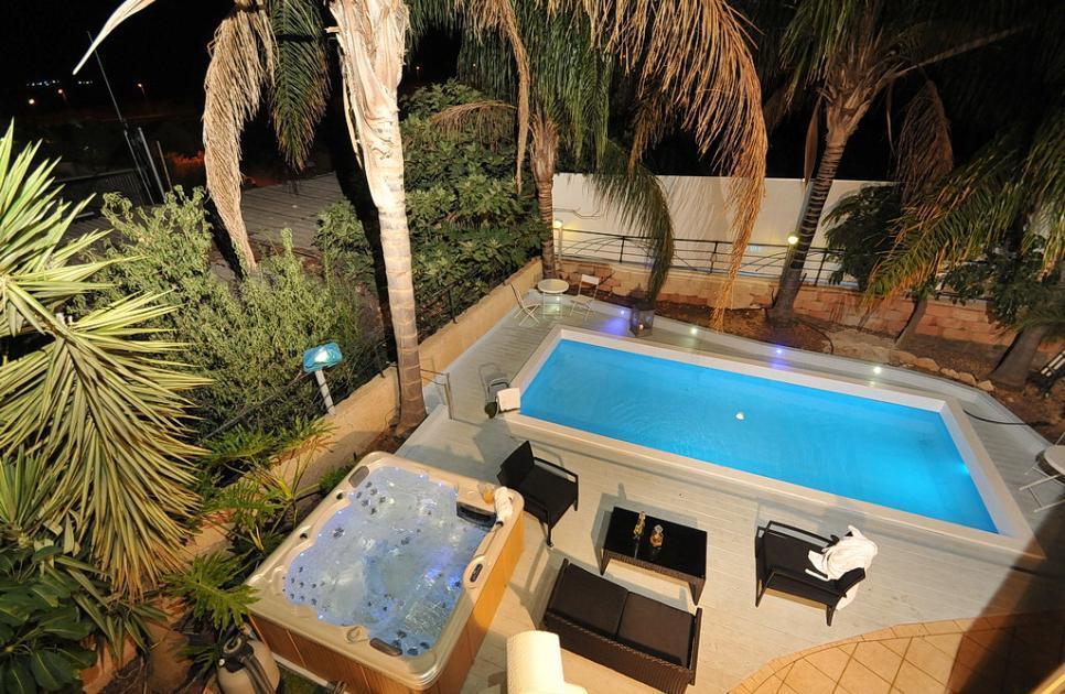 22965 מתחם חיצוני, וילה דונטלה, וילה  בראש פינה וילות - Vila 4 U