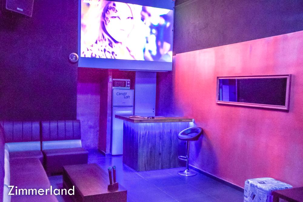 23624 קנדי קריוקי, קנדי לופט קריוקי, וילה  ברחובות וילות - Vila 4 U