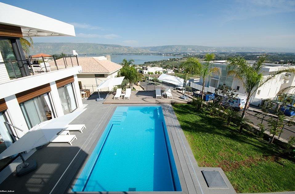 26017 המתחם החיצוני, לויט האוס, וילה  במושבה כנרת וילות - Vila 4 U