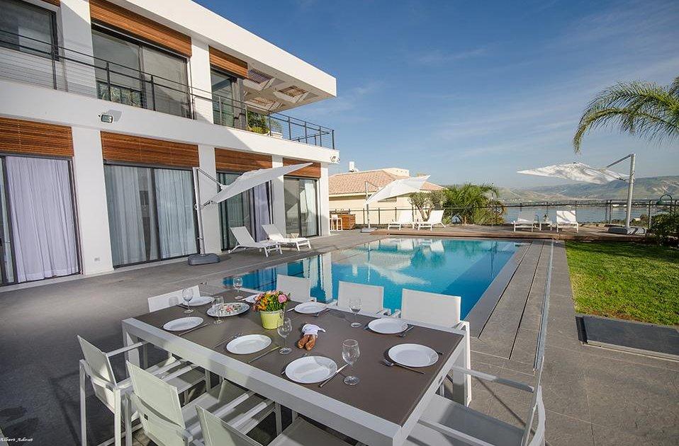 26021 המתחם החיצוני, לויט האוס, וילה  במושבה כנרת וילות - Vila 4 U