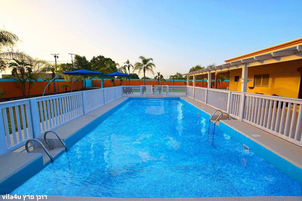 42807 החצר והבריכה, אחוזת רפאל ריזורט, וילה  בתלמי אליהו וילות - Vila 4 U