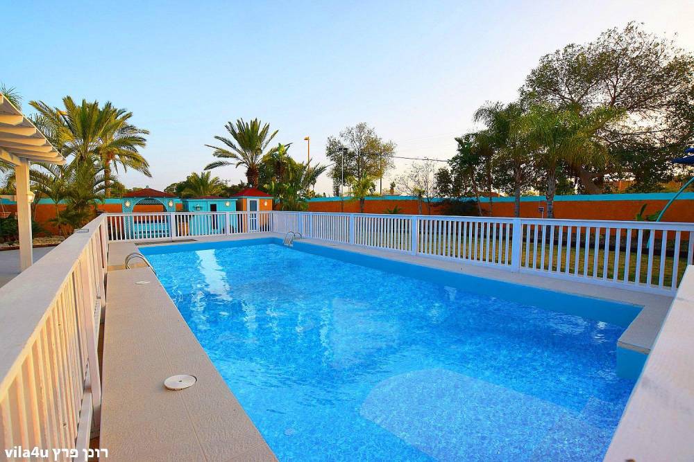42808 החצר והבריכה, אחוזת רפאל ריזורט, וילה  בתלמי אליהו וילות - Vila 4 U
