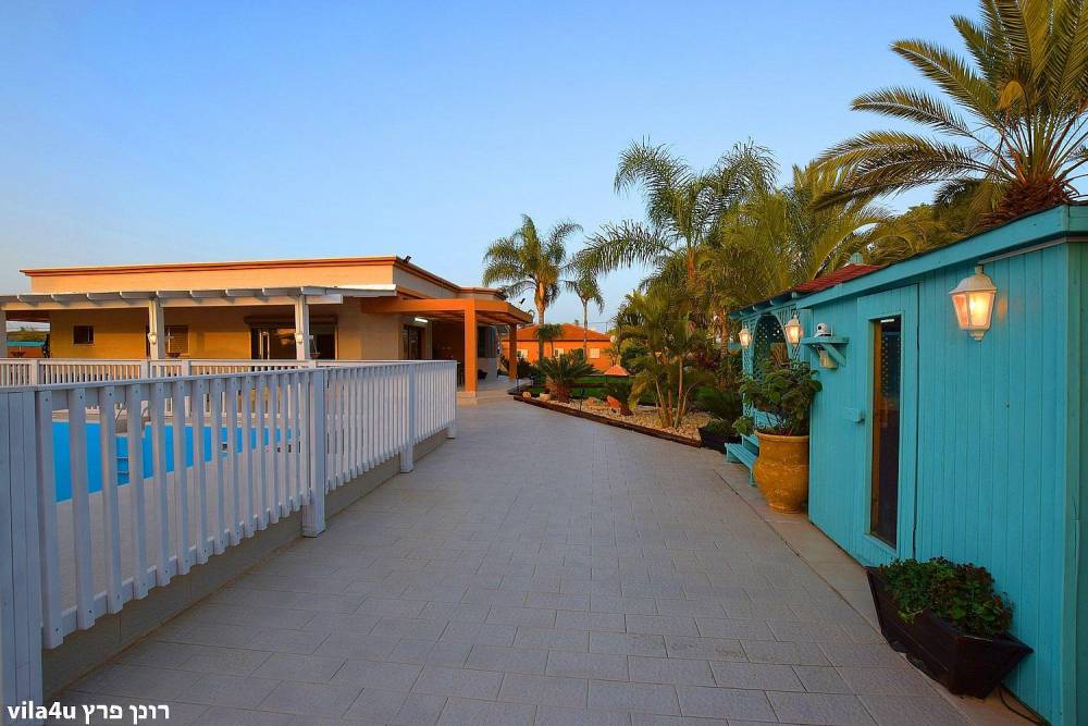 42811 החצר והבריכה, אחוזת רפאל ריזורט, וילה  בתלמי אליהו וילות - Vila 4 U