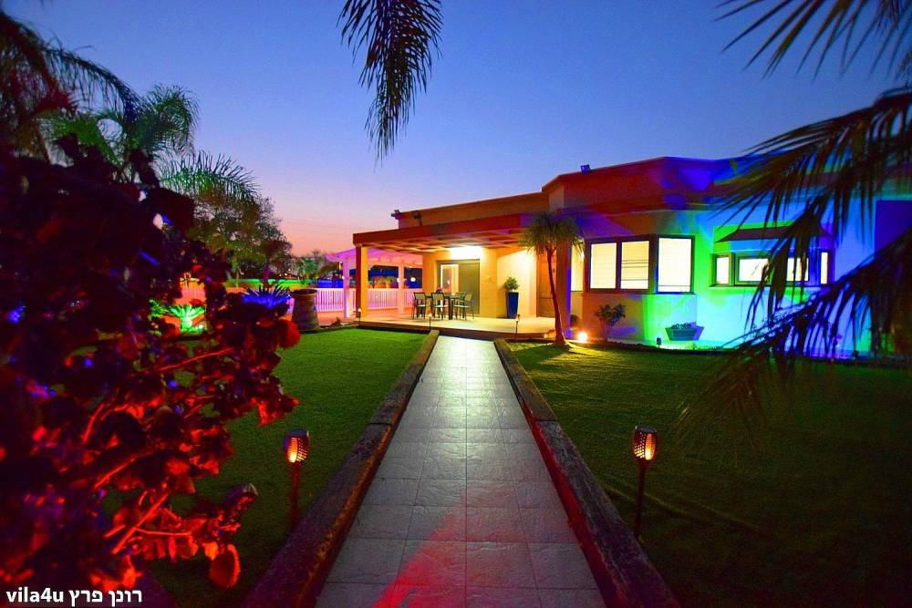 42818 החצר והבריכה, אחוזת רפאל ריזורט, וילה  בתלמי אליהו וילות - Vila 4 U