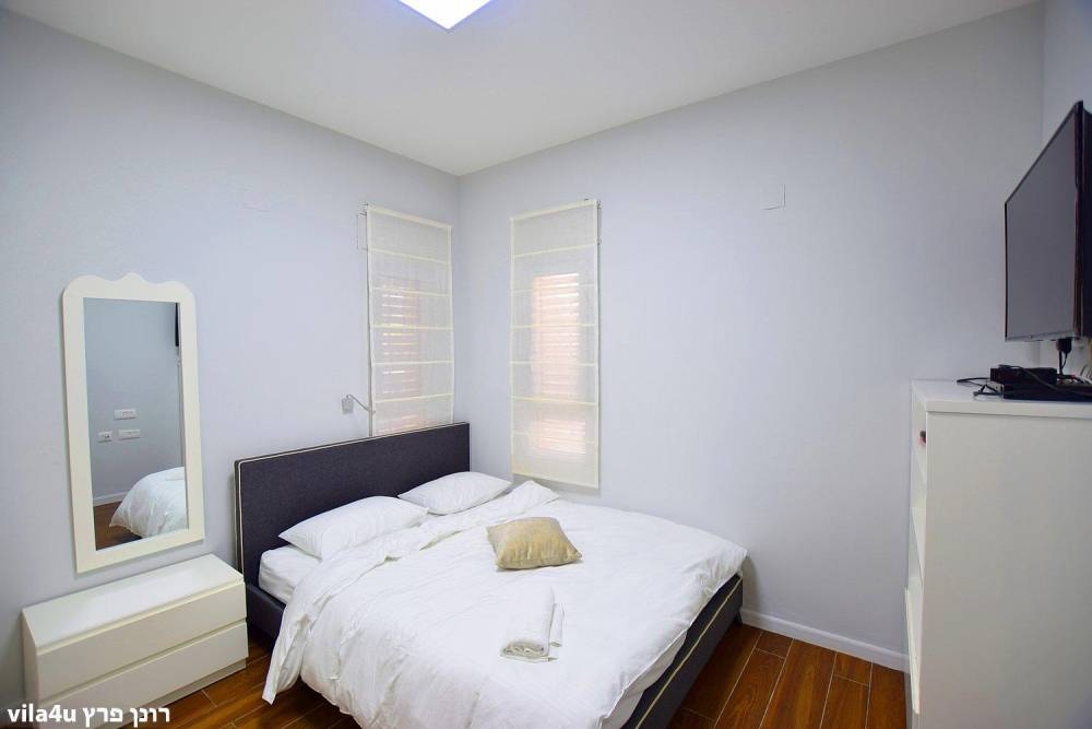 46085 חדרי שינה ורחצה, וילה אוריס, וילה  בנהריה וילות - Vila 4 U