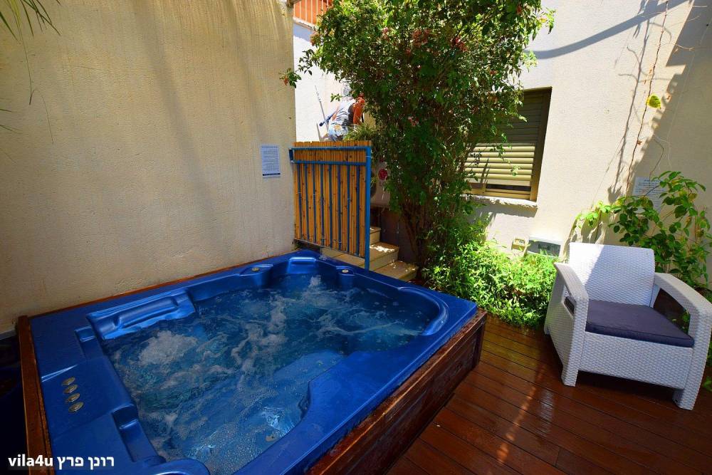 48556 החצר והבריכה, וילה כנרת שלי, וילה  במגדל וילות - Vila 4 U