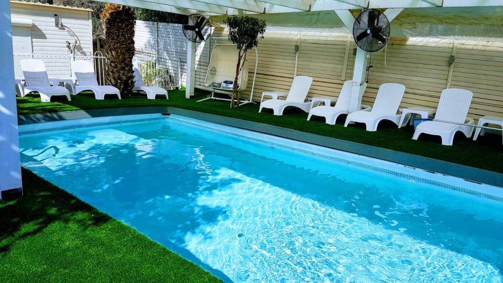 50661 חצר ובריכה, לוז בכנרת, וילה  ביבנאל וילות - Vila 4 U