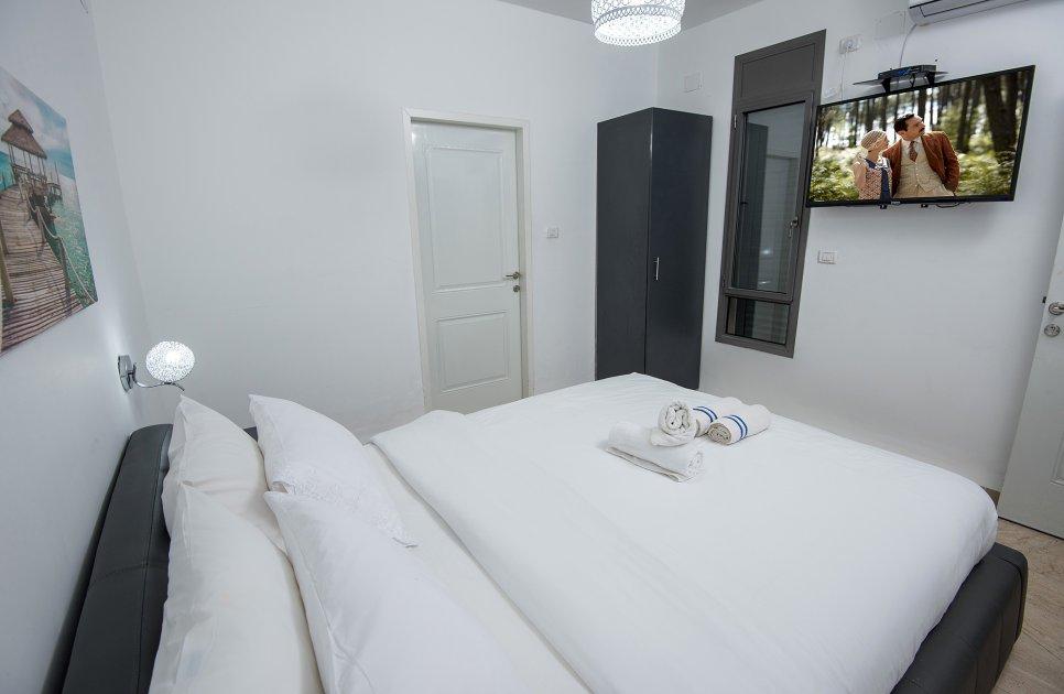 52481 פנים הוילה והחדרים, אחוזת אגם בוטיק, וילה  בשומרה וילות - Vila 4 U