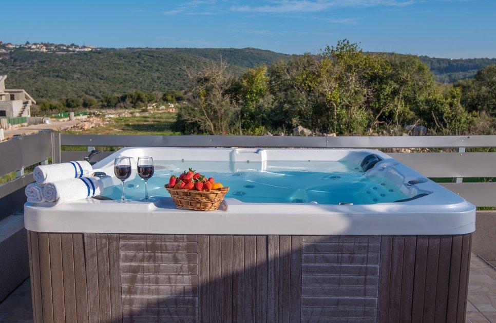 52487 המתחם החיצוני, אחוזת אגם בוטיק, וילה  בשומרה וילות - Vila 4 U