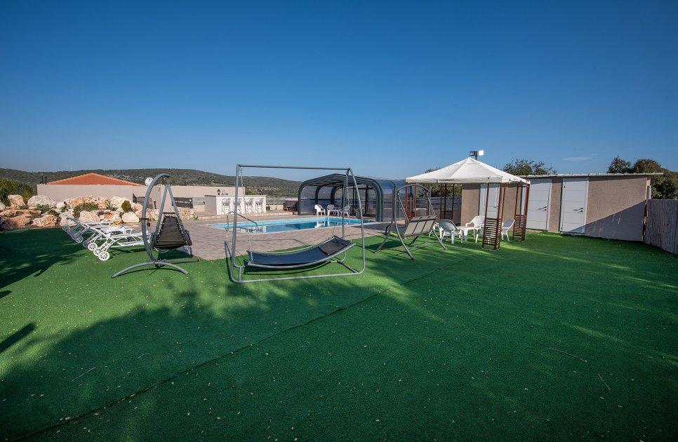 52489 המתחם החיצוני, אחוזת אגם בוטיק, וילה  בשומרה וילות - Vila 4 U