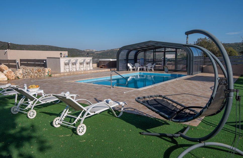 52490 המתחם החיצוני, אחוזת אגם בוטיק, וילה  בשומרה וילות - Vila 4 U