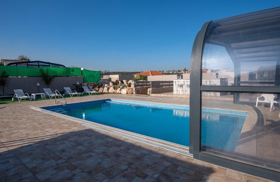 52491 המתחם החיצוני, אחוזת אגם בוטיק, וילה  בשומרה וילות - Vila 4 U