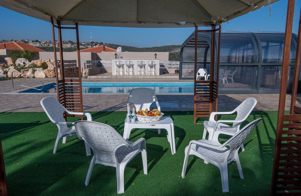 52492 המתחם החיצוני, אחוזת אגם בוטיק, וילה  בשומרה וילות - Vila 4 U