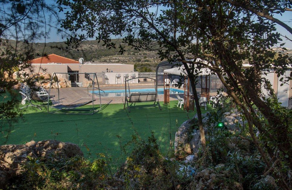 52493 המתחם החיצוני, אחוזת אגם בוטיק, וילה  בשומרה וילות - Vila 4 U