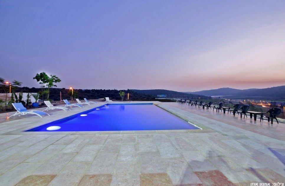 54792 החצר והבריכה, אחוזת דניאל, וילה  בזכריה וילות - Vila 4 U