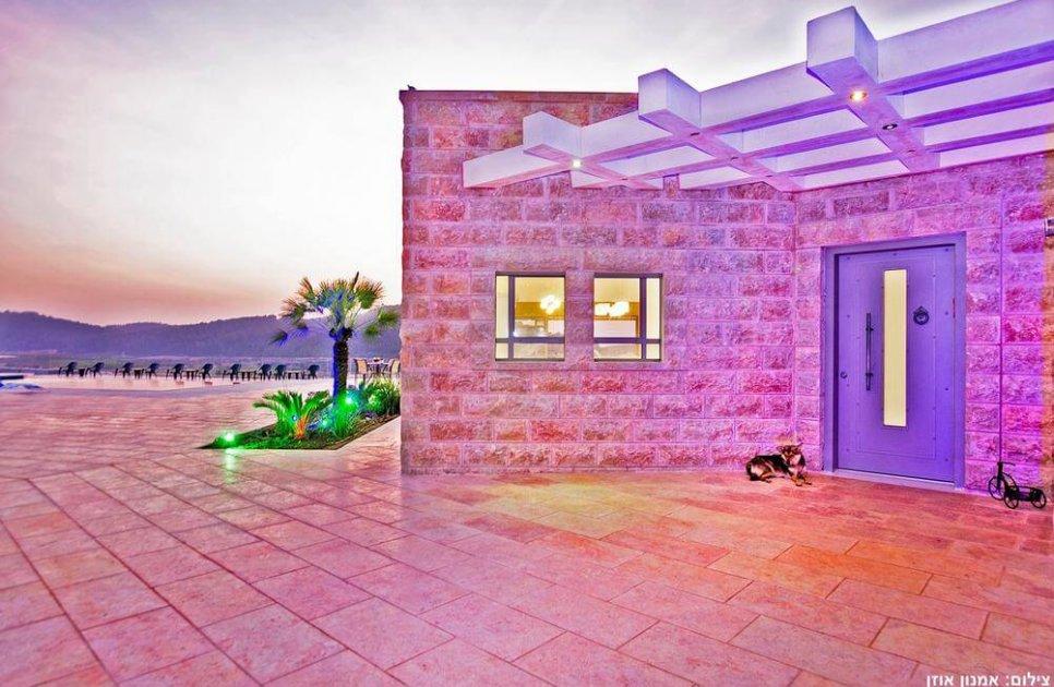 54799 החצר והבריכה, אחוזת דניאל, וילה  בזכריה וילות - Vila 4 U