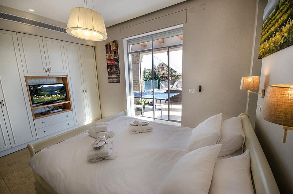 54988 היחידה במפלס הבריכה, אחוזת הכורמים, וילה  בחד נס וילות - Vila 4 U