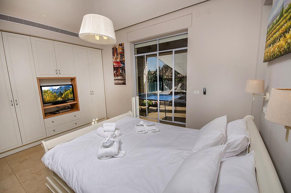 54990 היחידה במפלס הבריכה, אחוזת הכורמים, וילה  בחד נס וילות - Vila 4 U