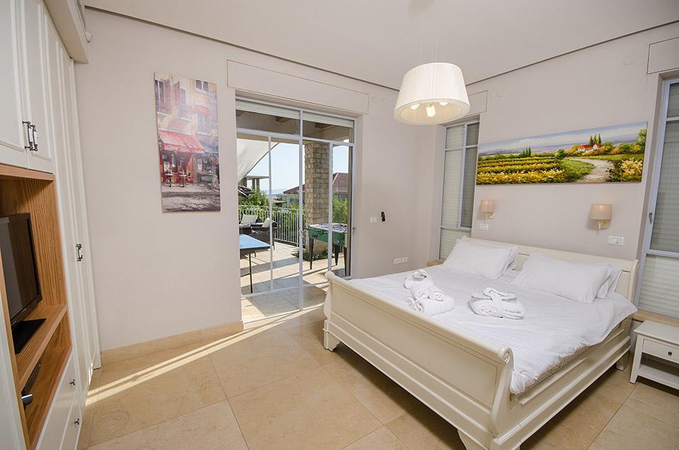 54992 היחידה במפלס הבריכה, אחוזת הכורמים, וילה  בחד נס וילות - Vila 4 U