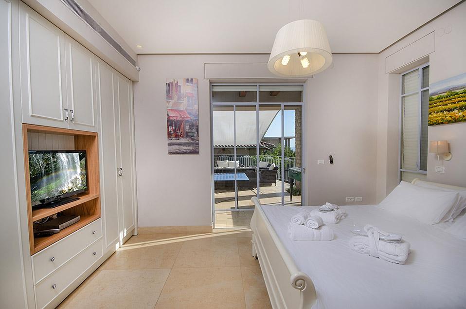 54994 היחידה במפלס הבריכה, אחוזת הכורמים, וילה  בחד נס וילות - Vila 4 U